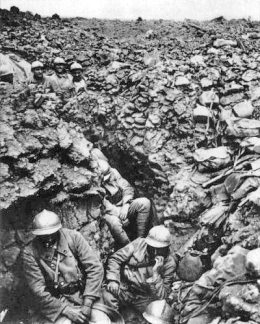 Soldats français du 87e régiment près de Verdun (France) en 1916. Photo anonyme. Source:  Wikimedia Commons.